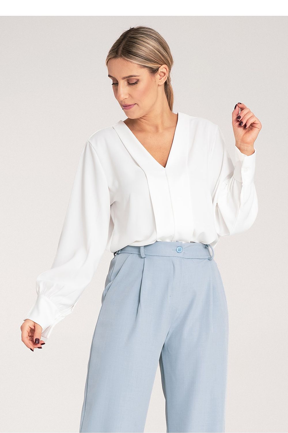 Anibe Lifestyle - Satinblus med V-ringning och knapp