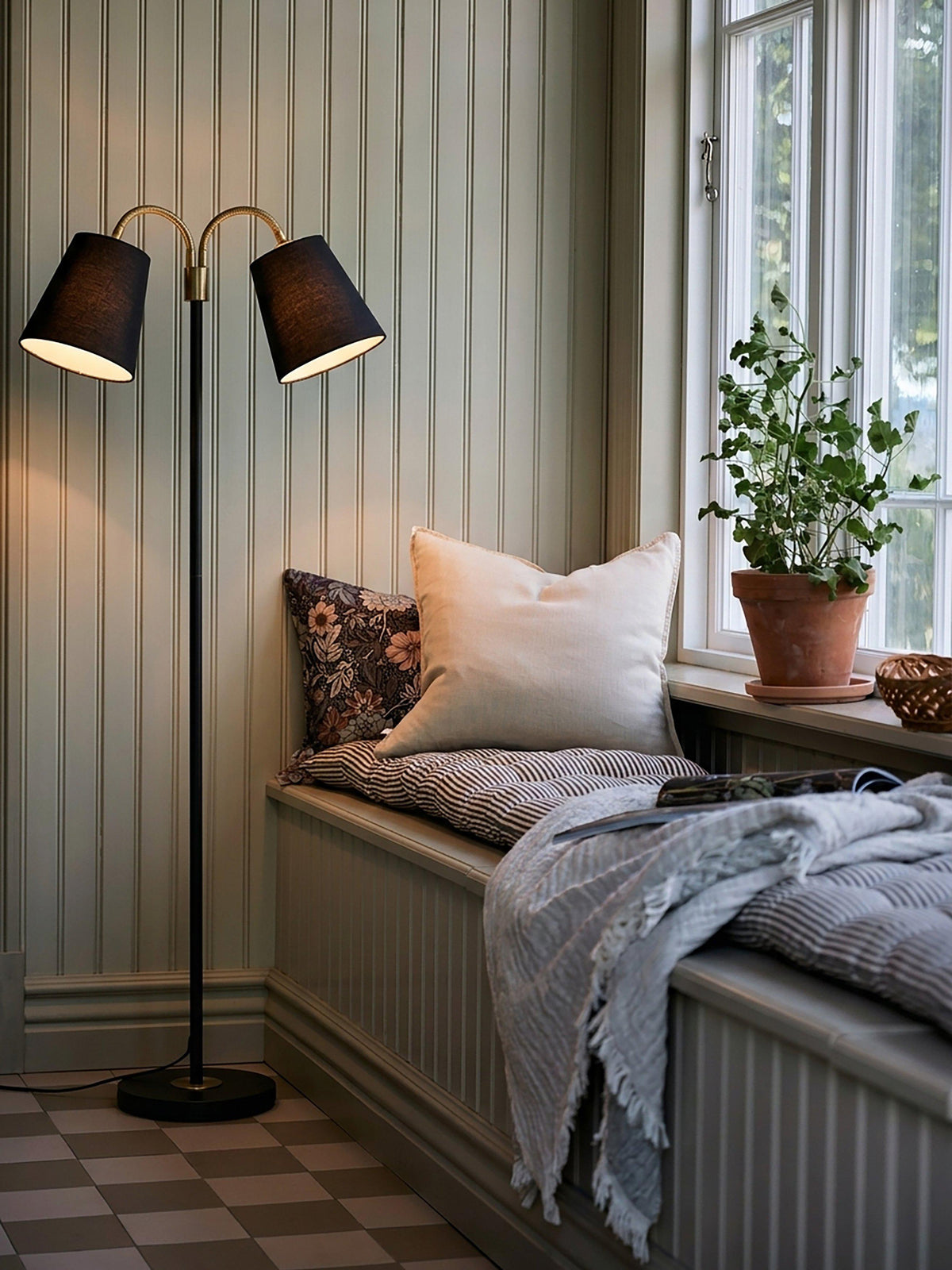 Anibe Lifestyle - Amy - Golvlampa Flex 2 Svart med Cia Franza skärm Svart 150cm