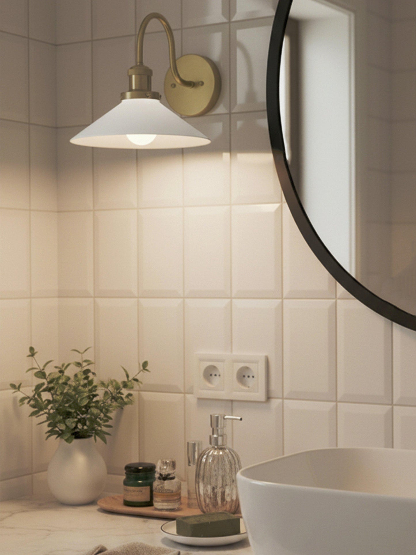 August Vägglampa Mässing Opal IP23 25cm