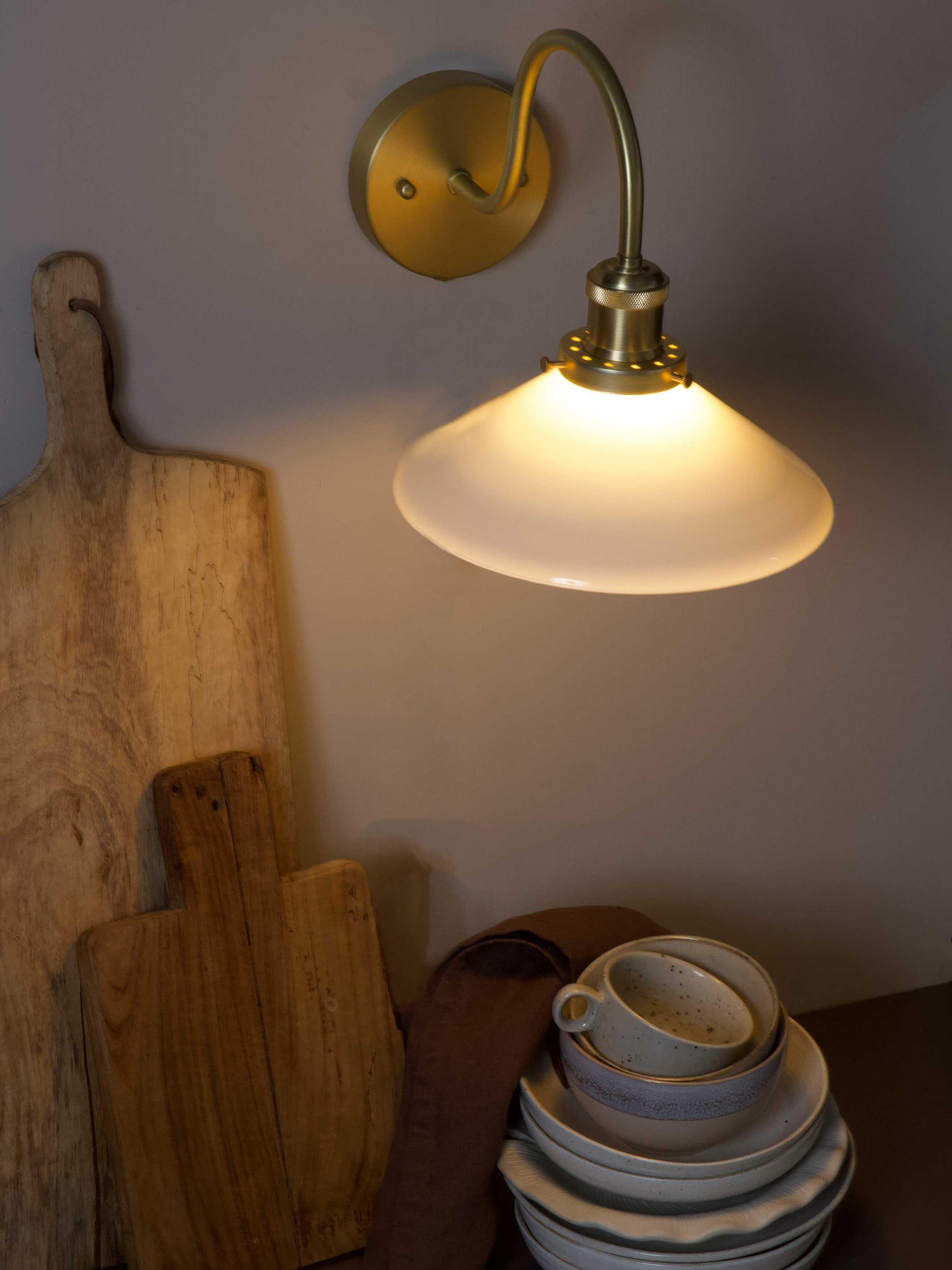 August Vägglampa Mässing Opal IP23 25cm