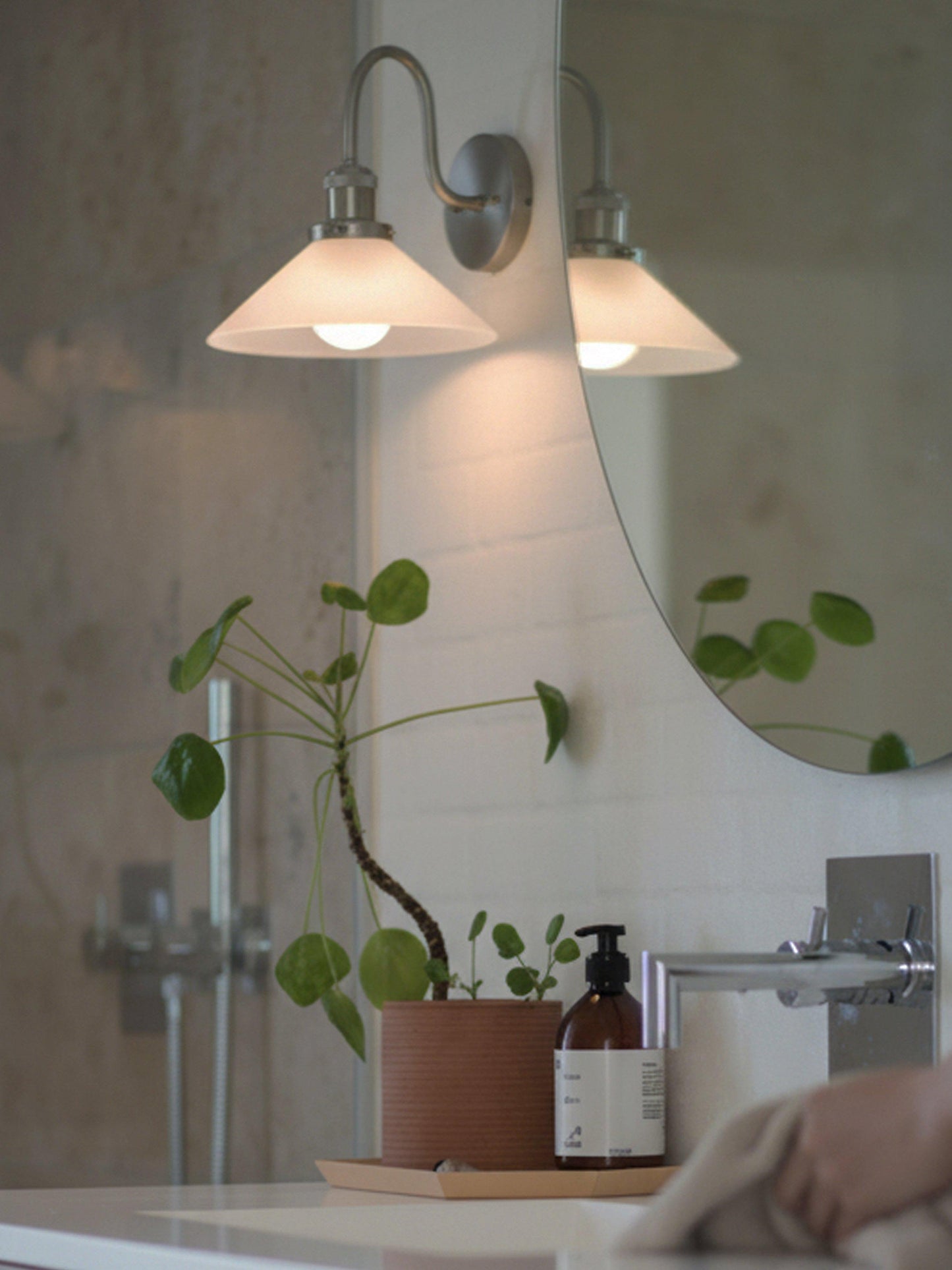 August Vägglampa Krom Opal IP23 25cm