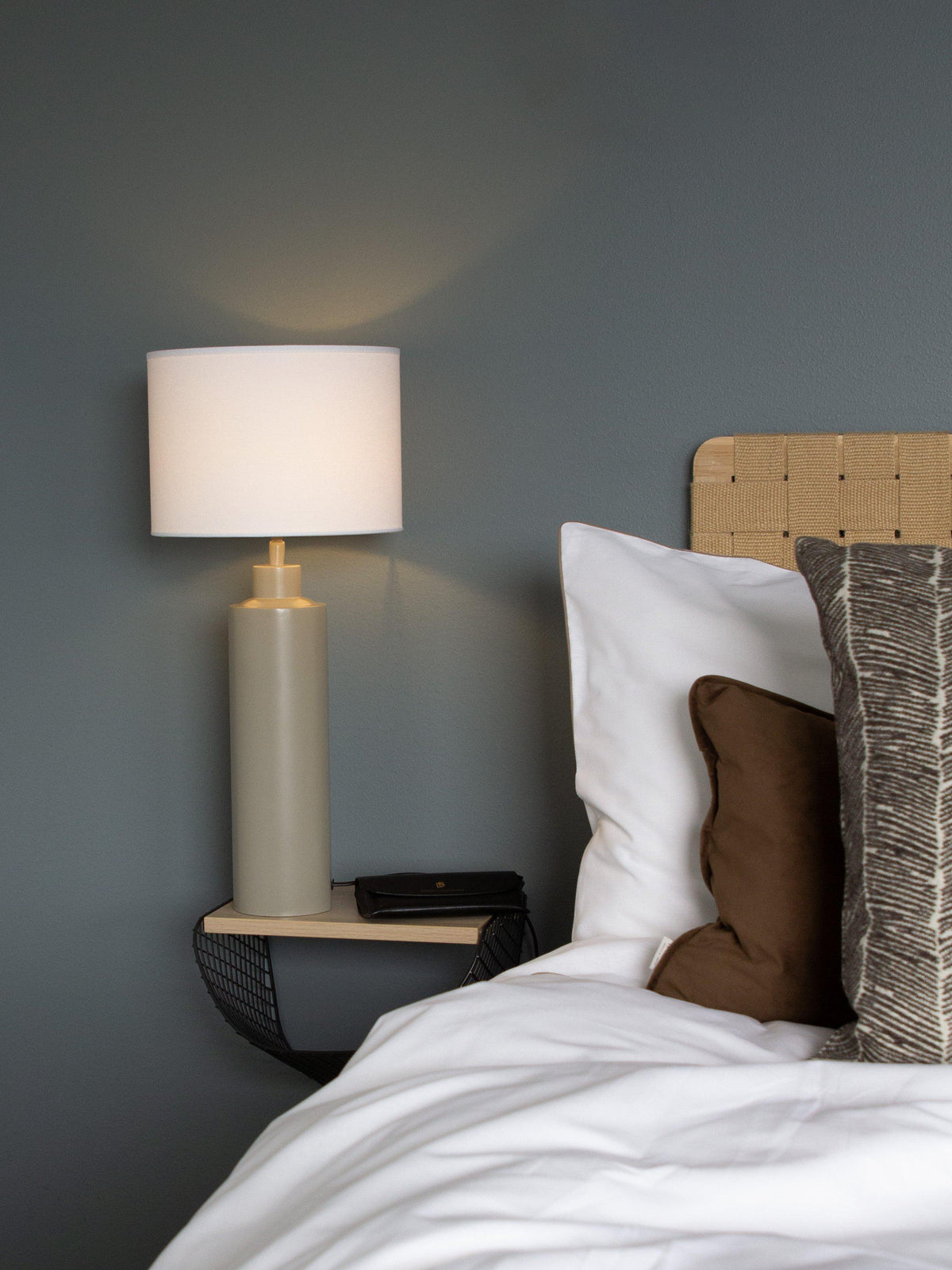 Anibe Lifestyle - Solo Bordslampa Matt Beige Vit Skärm IP20 57cm