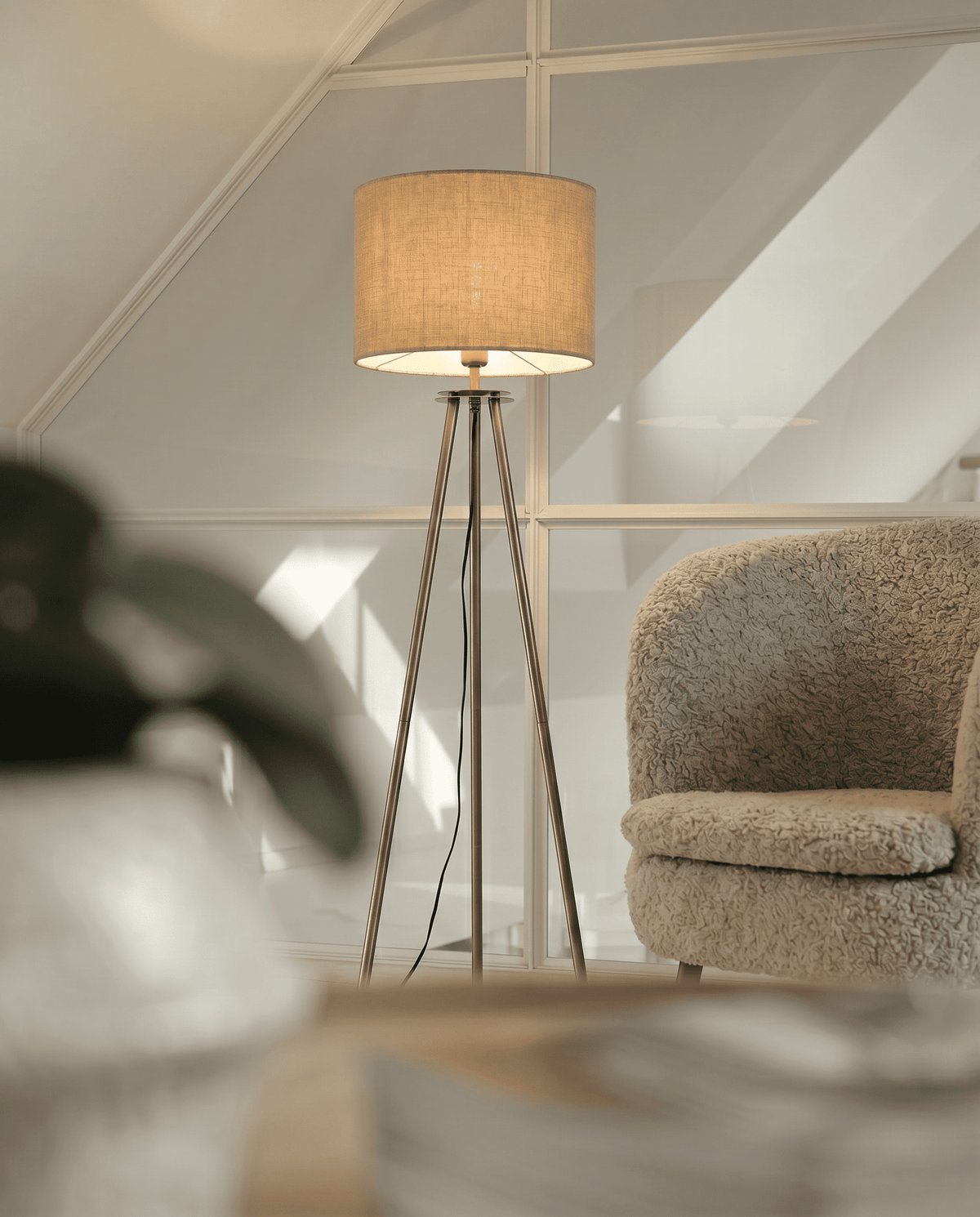 Anibe Lifestyle - Base Golvlampa Tripod Antikmässing Beige IP20 123cm