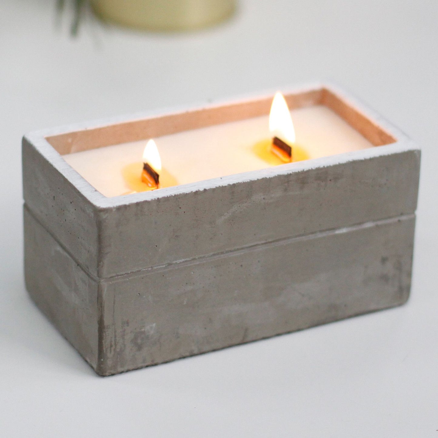 Stort doftljus i betong – Clove & Dark Sandal