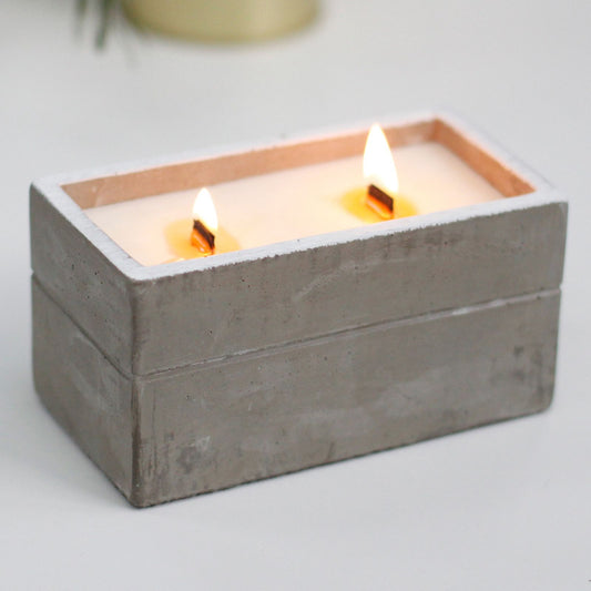 Stort doftljus i betong – Clove & Dark Sandal