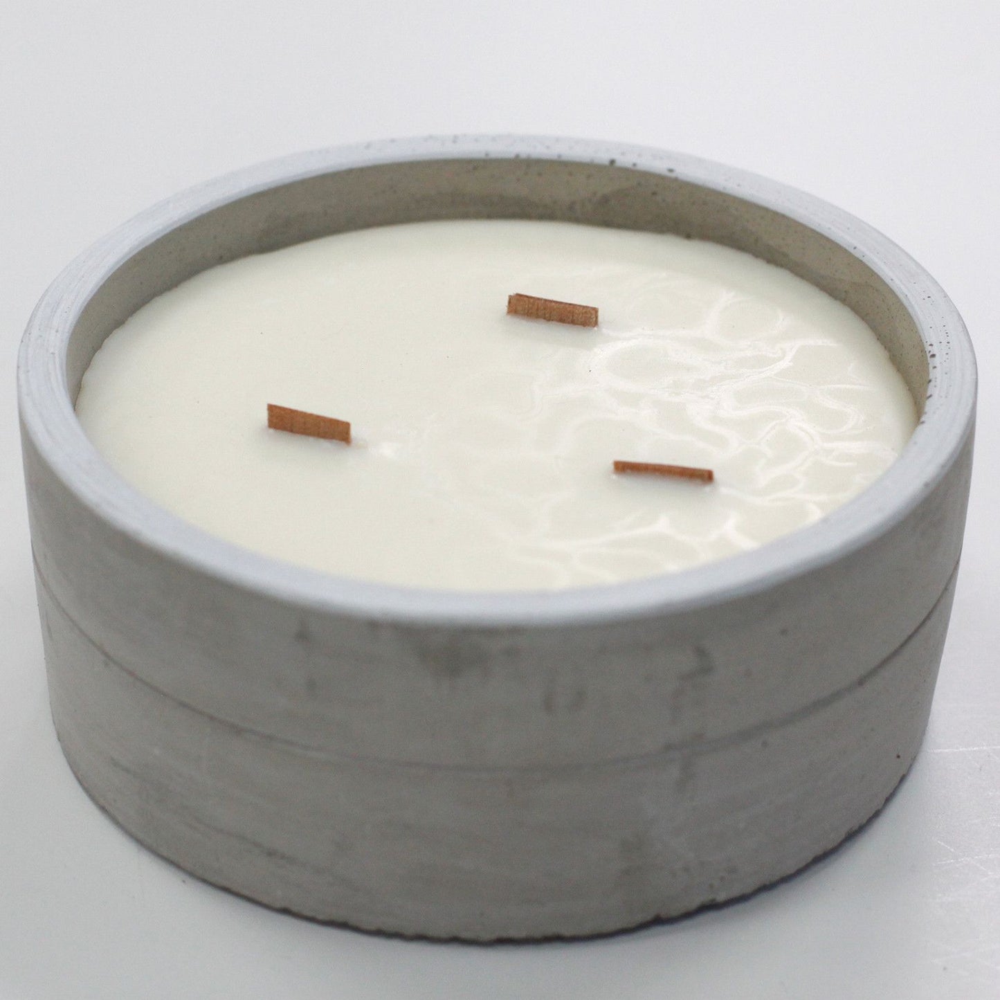 Stort doftljus i betong – Crushed Vanilla & Orange