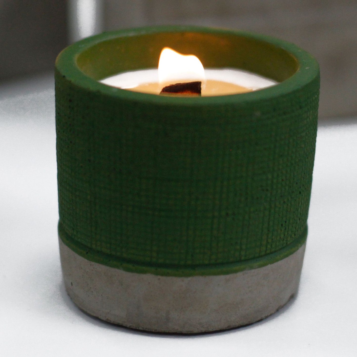 Doftljus i betongkruka – Green – Sea Moss & Herbs