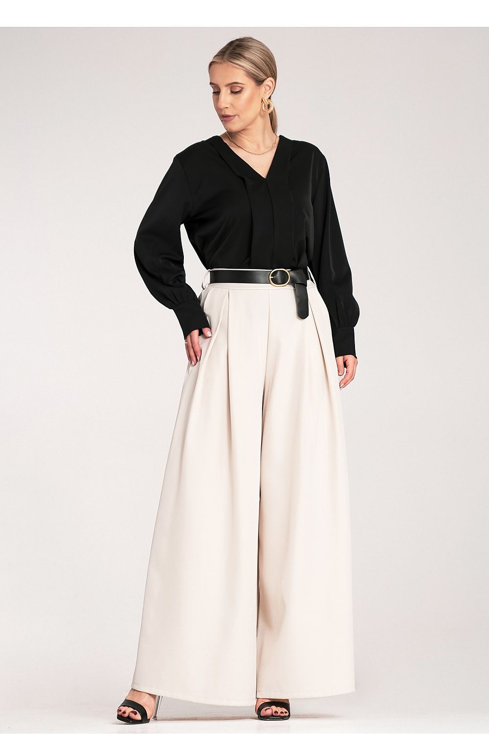 Anibe Lifestyle - Satinblus med V-ringning och knapp