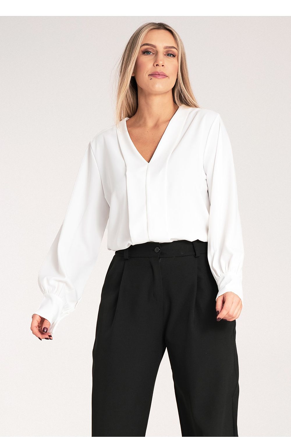 Anibe Lifestyle - Satinblus med V-ringning och knapp