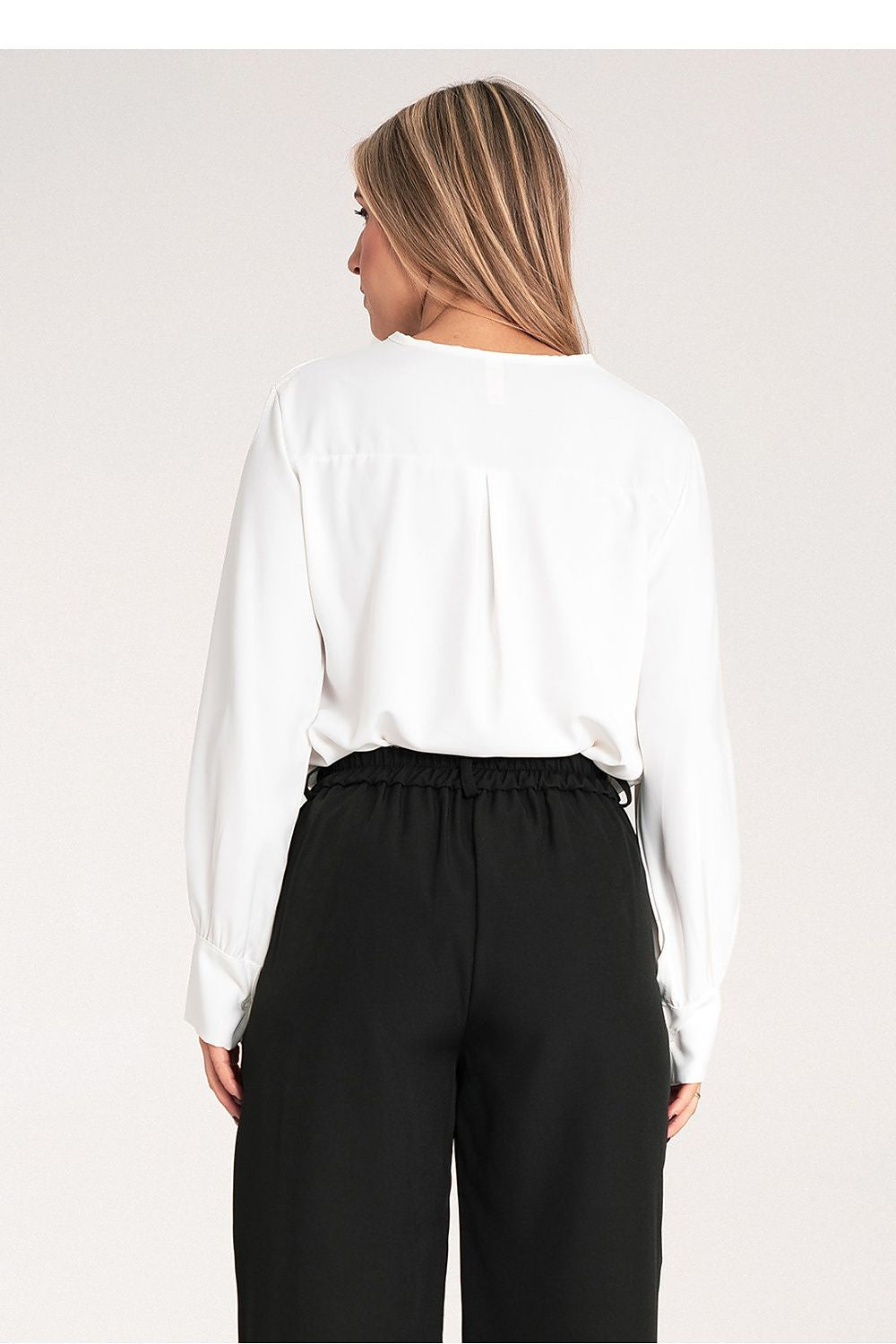 Anibe Lifestyle - Satinblus med V-ringning och knapp