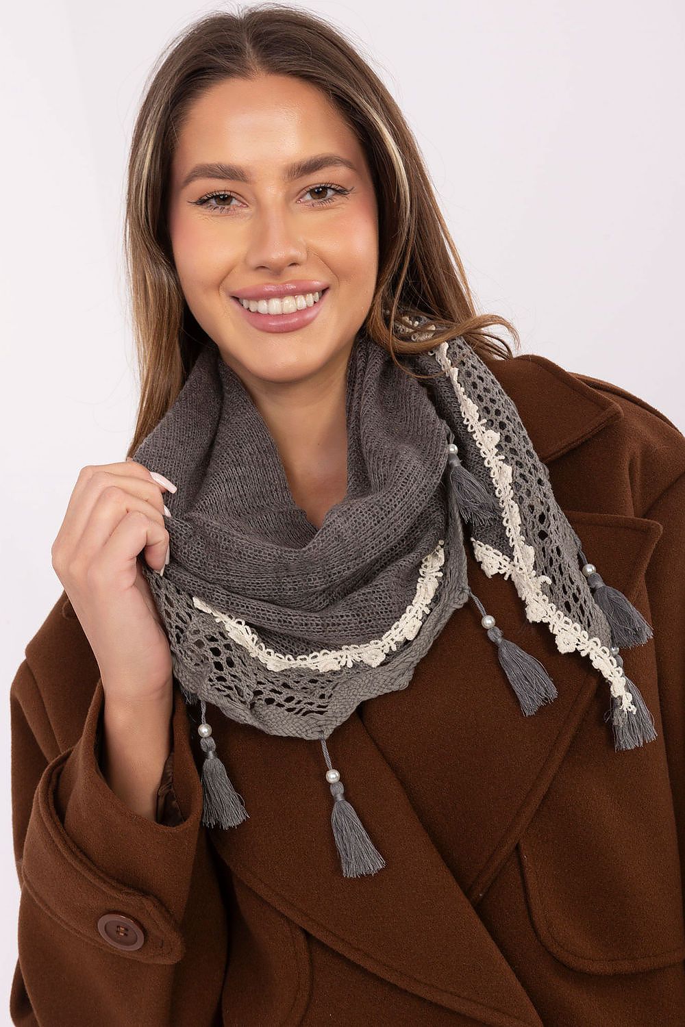 Anibe Lifestyle - Trekantig scarf med spets och pärlfransar