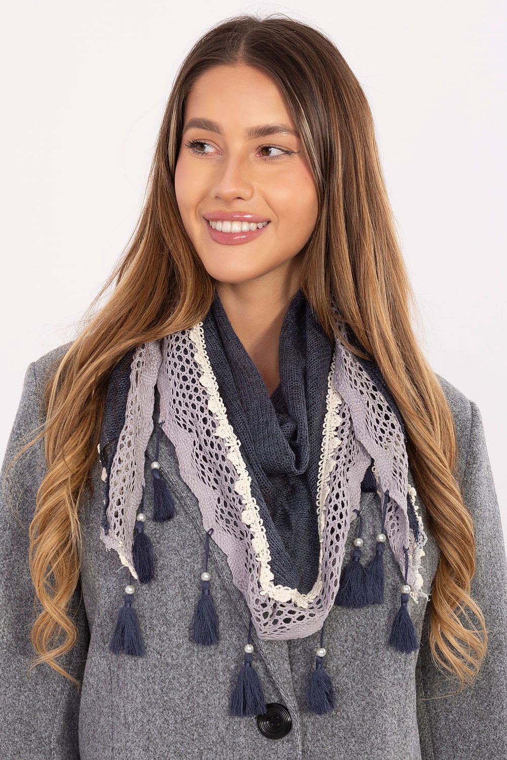 Anibe Lifestyle - Trekantig scarf med spets och pärlfransar