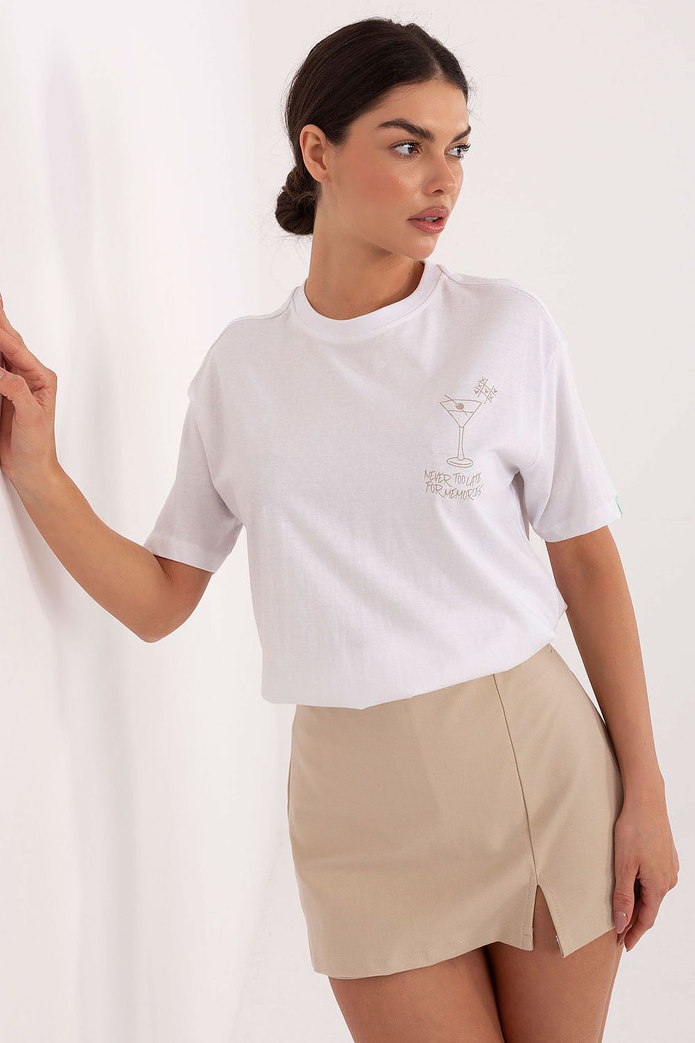Anibe Lifestyle - Ledig t-shirt i bomull med broderi