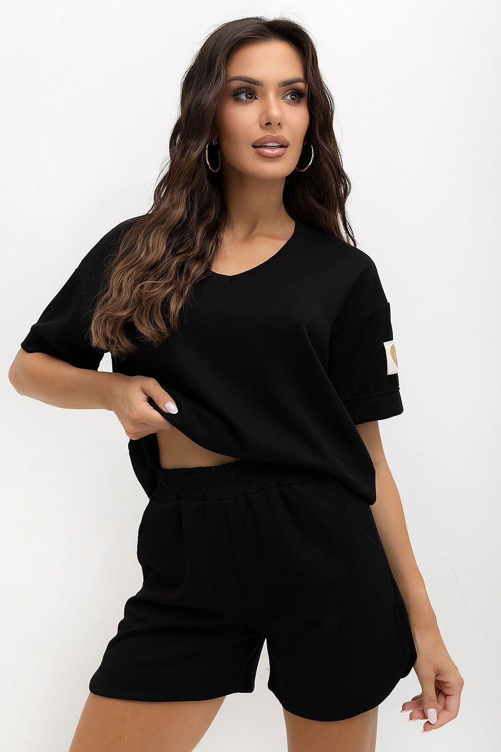 Anibe Lifestyle - Mjukisset med V-ringad topp med kort ärm och shorts