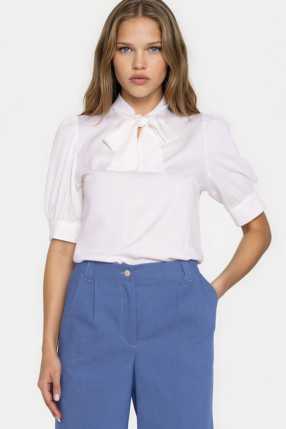 Anibe Lifestyle - Blus med knytning hals och puffärmar