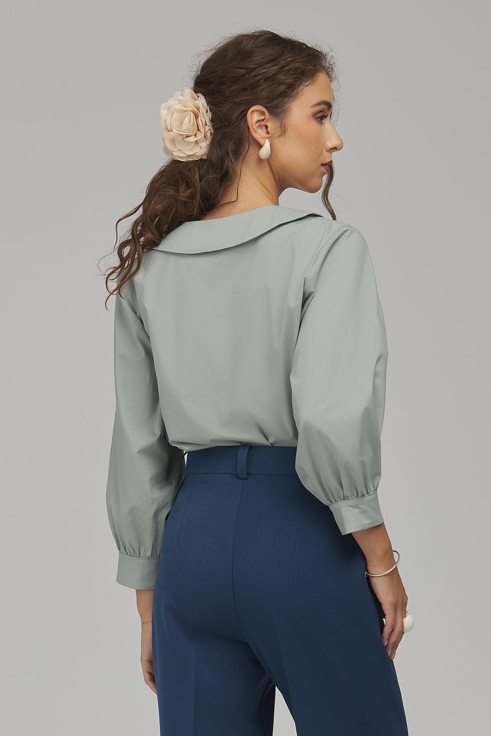 Anibe Lifestyle - Skjortblus i poplin med V-ringning och puffiga trekvartsärmar