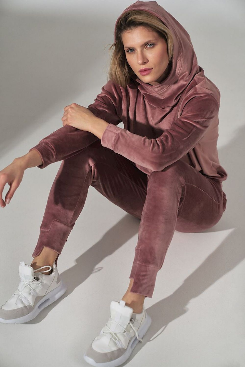 Anibe Lifestyle - Mjukisbyxor i velour med fickor och asymmetrisk mudd