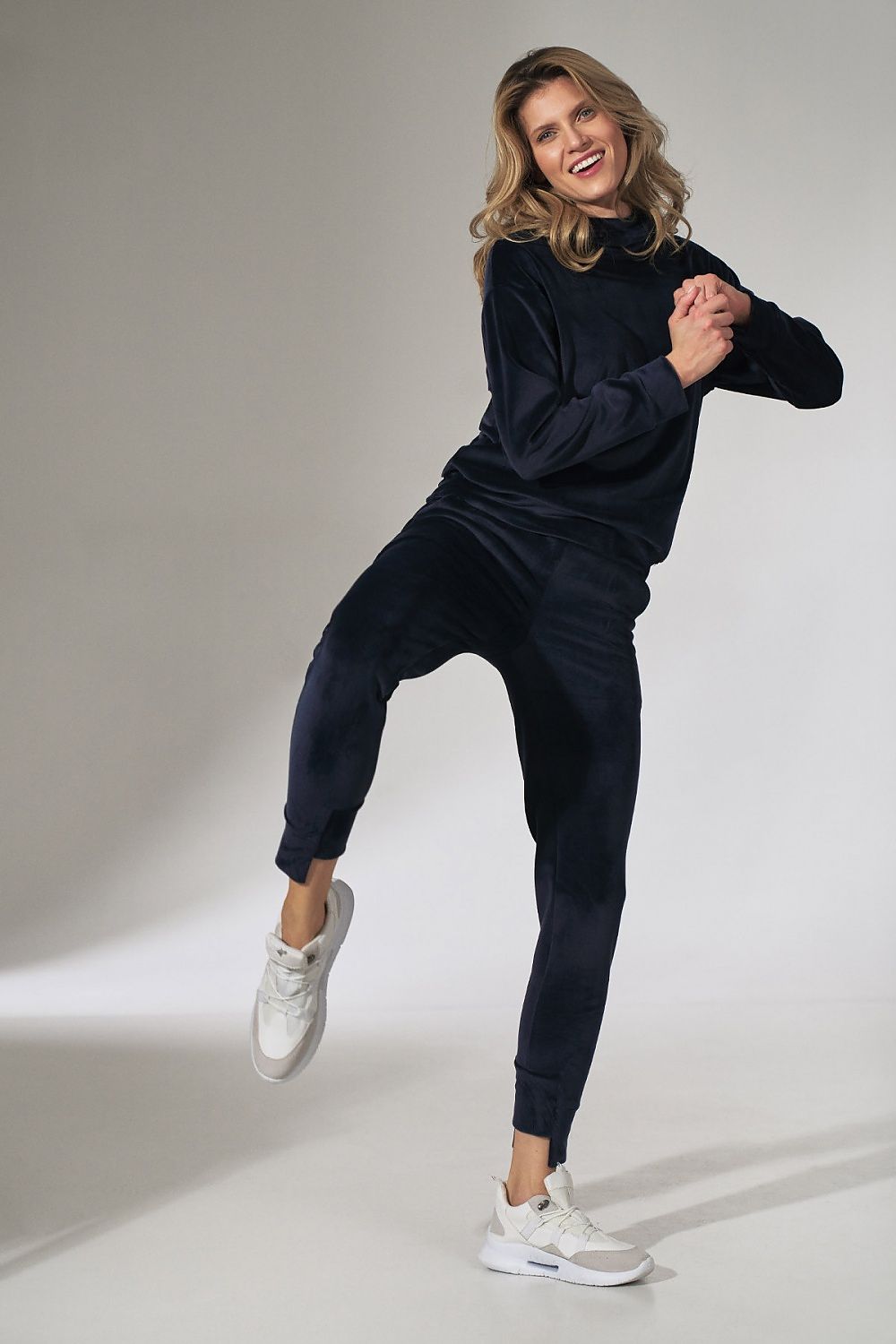 Anibe Lifestyle - Mjukisbyxor i velour med fickor och asymmetrisk mudd