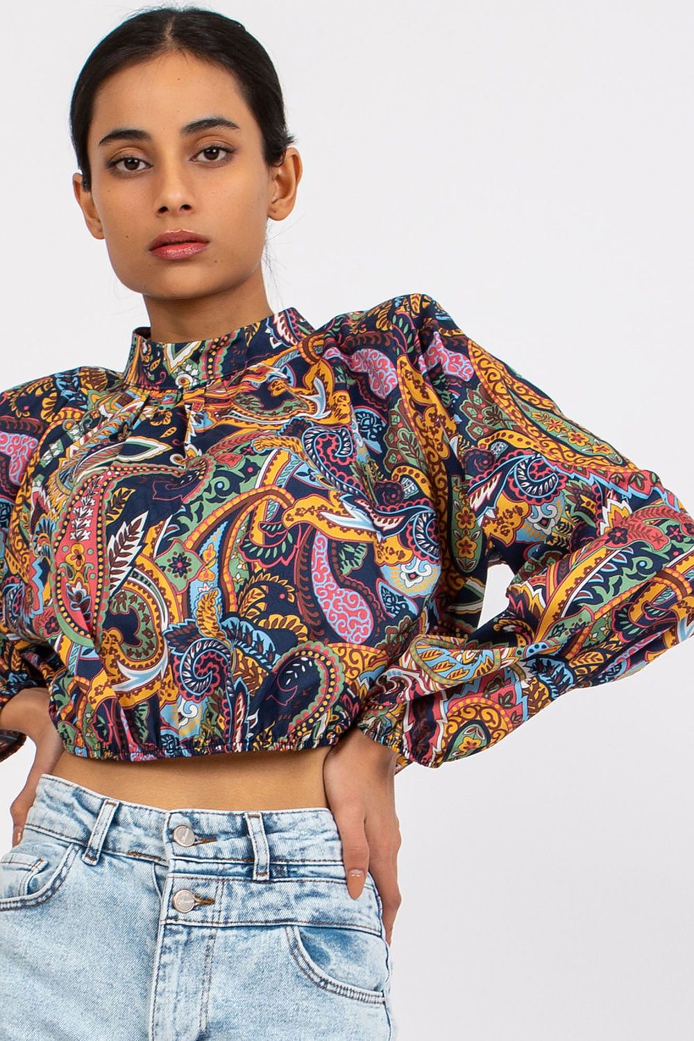 Anibe Lifestyle - Kort blus med ståkrage och lång ärm